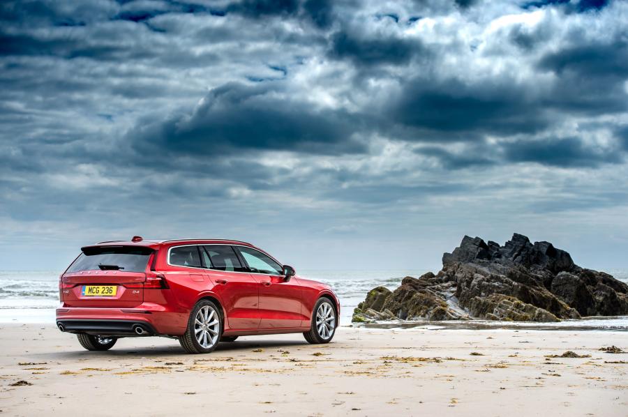  Volvo V60 D4 Momemtum 2018 года  (UK) (фото 22 из 40)